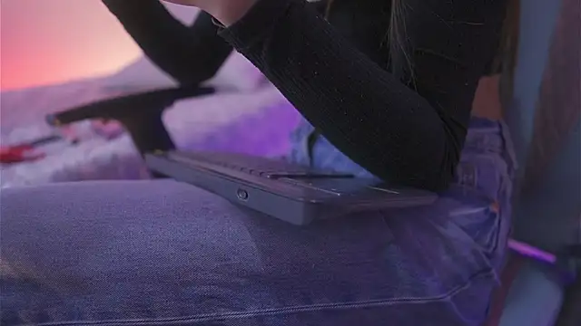 Shopie Colucci online show from 03/30/26, 01:45