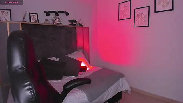 Lola 12  online show from 04/16/26, 02:07