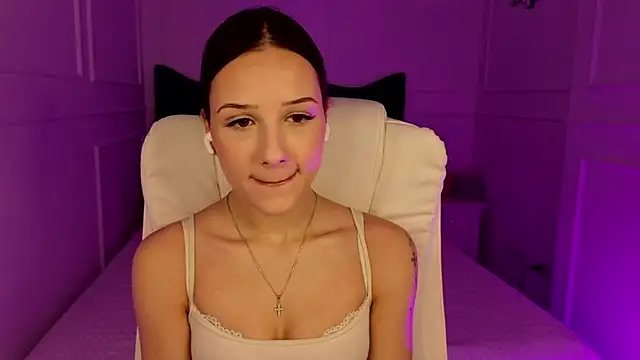 baby brunettee  online show from 04/07/26, 12:27