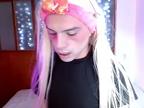 Snapshot of DanniHotBoy02 chatting on 02/21/26, 07:15 DanniHotBoy02 online show from 02/21/26, 07:15