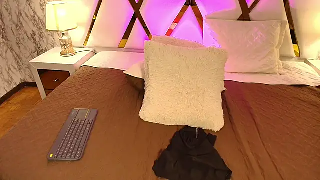 Annie Thompson  online show from 03/01/26, 03:08