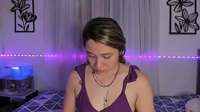 Snapshot of LeiahBlonde_ chatting on 03/03/26, 05:35 LeiahBlonde online show from 03/03/26, 05:35