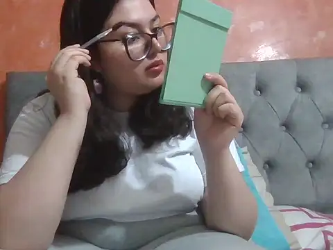 Snapshot of DearestKittyKat chatting on 02/17/26, 04:57 DearestKittyKat online show from 02/17/26, 04:57