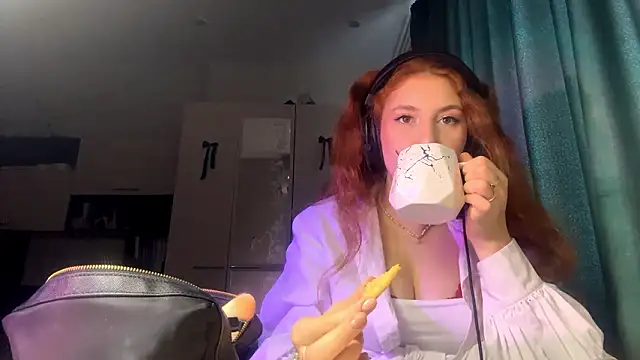 Snapshot of AliceCarrol chatting on 02/14/26, 07:49 AliceCarrol online show from 02/14/26, 07:49