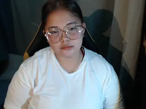 xia xoxo  online show from 04/23/26, 12:29