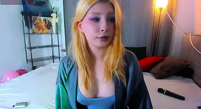 Snapshot of WarmAtEdges chatting on 02/21/26, 02:07 WarmAtEdges online show from 02/21/26, 02:07