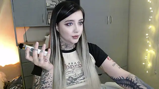 Snapshot of Rin_Tozier chatting on 02/25/26, 12:42 Rin Tozier online show from 02/25/26, 12:42