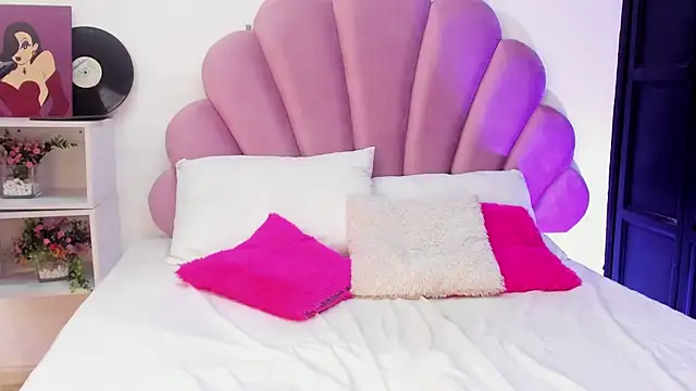 afroditaevans  online show from 04/07/26, 07:03