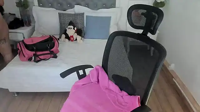 Aisha Haddad online show from 04/28/26, 02:00