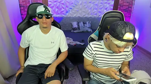 Snapshot of Top_and_bottom chatting on 02/11/26, 01:05 Top and bottom online show from 02/11/26, 01:05