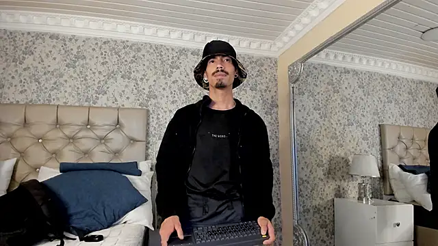 NoaahTylor online show from 04/19/26, 04:34