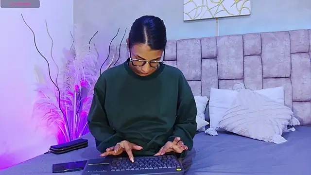 MelanyStone  online show from 04/22/26, 12:50