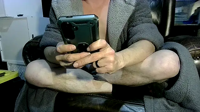 Snapshot of ShadowLove85 chatting on 02/14/26, 05:04 ShadowLove85 online show from 02/14/26, 05:04