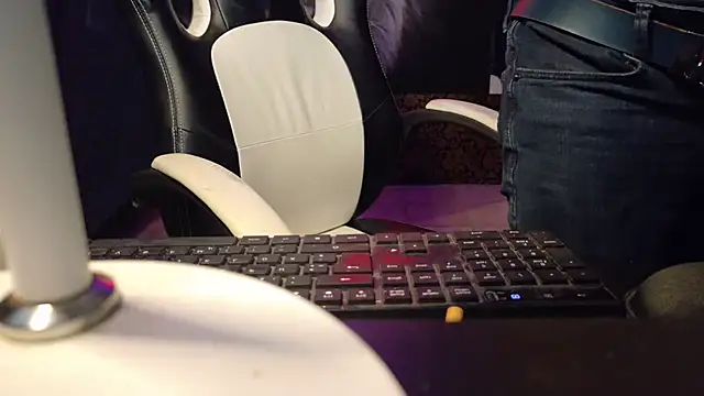 Snapshot of YouAndMe-forever chatting on 03/25/26, 11:33 YouAndMe-forever online show from 03/25/26, 11:33