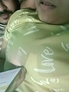 Snapshot of Desiyoungcouple15 chatting on 02/19/26, 04:36 Desiyoungcouple15 online show from 02/19/26, 04:36