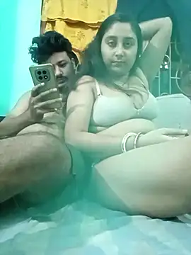 Snapshot of Desiyoungcouple15 chatting on 02/21/26, 05:58 Desiyoungcouple15 online show from 02/21/26, 05:58