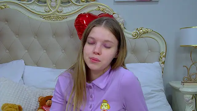 Snapshot of HallyBradley chatting on 03/03/26, 11:16 HallyBradley online show from 03/03/26, 11:16