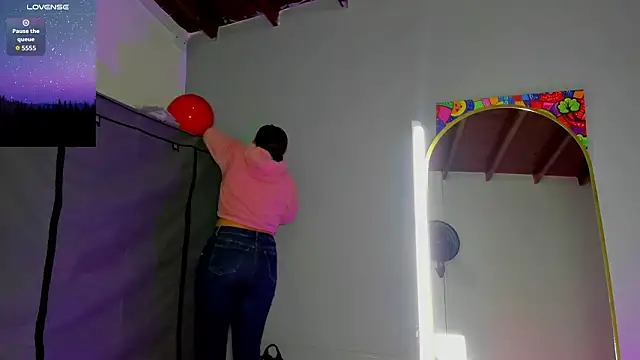 Snapshot of Zaphiro__Sky chatting on 02/17/26, 08:33 Zaphiro Sky online show from 02/17/26, 08:33