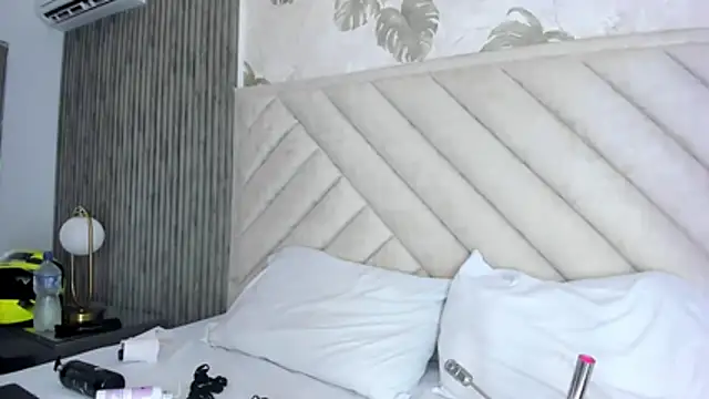 SarahRizof online show from 03/28/26, 05:07