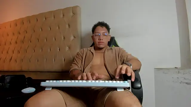 Snapshot of MaxSeduce23 chatting on 02/20/26, 01:11 MaxSeduce23 online show from 02/20/26, 01:11