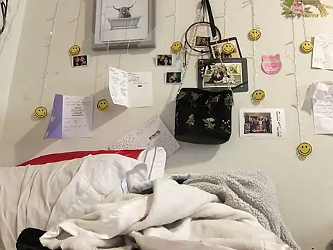 Snapshot of Girlnextdoor242 chatting on 02/17/26, 04:13 Girlnextdoor242 online show from 02/17/26, 04:13