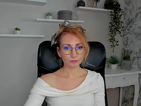 Snapshot of CinderellaMoon chatting on 02/20/26, 06:26 CinderellaMoon online show from 02/20/26, 06:26