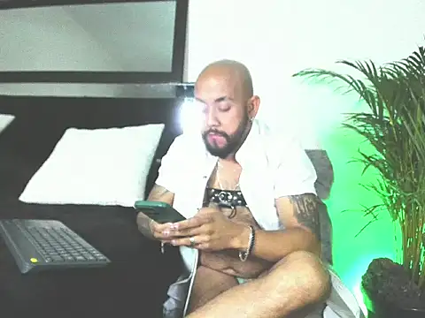 Snapshot of King_bear_25 chatting on 02/26/26, 01:48 King bear 25 online show from 02/26/26, 01:48