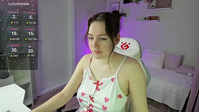Snapshot of Laura_CollinsS chatting on 04/10/26, 12:38 Laura CollinsS online show from 04/10/26, 12:38