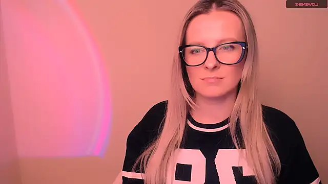 Snapshot of AnnePeach chatting on 02/16/26, 05:31 AnnePeach online show from 02/16/26, 05:31