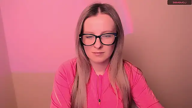 Snapshot of AnnePeach chatting on 02/24/26, 04:27 AnnePeach online show from 02/24/26, 04:27