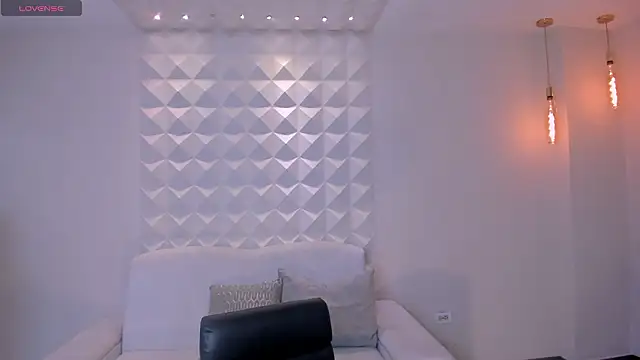 Snapshot of CarolineEvans_x chatting on 02/27/26, 04:23 CarolineEvans x online show from 02/27/26, 04:23