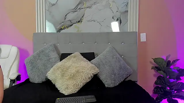 Ivy Heat online show from 04/22/26, 01:52