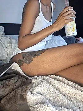 Snapshot of Cinnamonbunn chatting on 02/18/26, 07:43 Cinnamonbunn online show from 02/18/26, 07:43