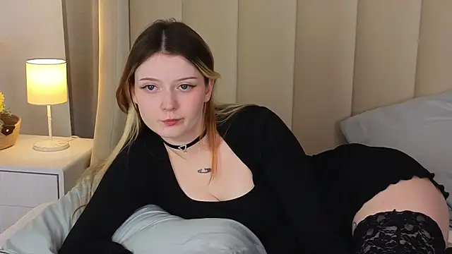 Snapshot of AlyssFrost chatting on 07/14/26, 10:21 AlyssFrost online show from 07/14/26, 10:21