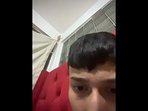 Snapshot of glopetitooo chatting on 02/18/26, 10:33 glopetitooo online show from 02/18/26, 10:33