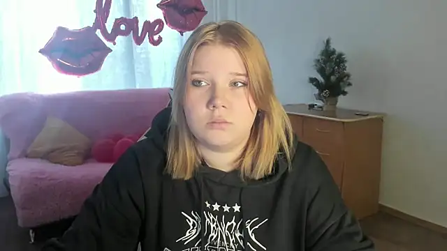 StripGyrl online show from 03/04/26, 08:09