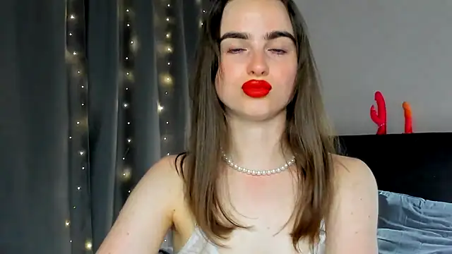Snapshot of megann_fox2 chatting on 06/07/26, 06:33 megann fox2 online show from 06/07/26, 06:33