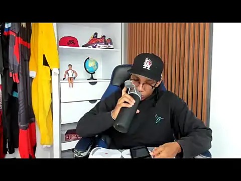 yandi hot online show from 02/18/26, 02:02