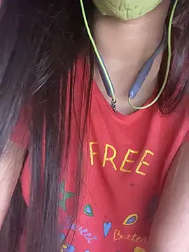 Snapshot of roshni_malhotra chatting on 04/14/26, 09:32 roshni malhotra online show from 04/14/26, 09:32
