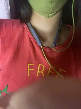 Snapshot of roshni_malhotra chatting on 04/17/26, 08:01 roshni malhotra online show from 04/17/26, 08:01