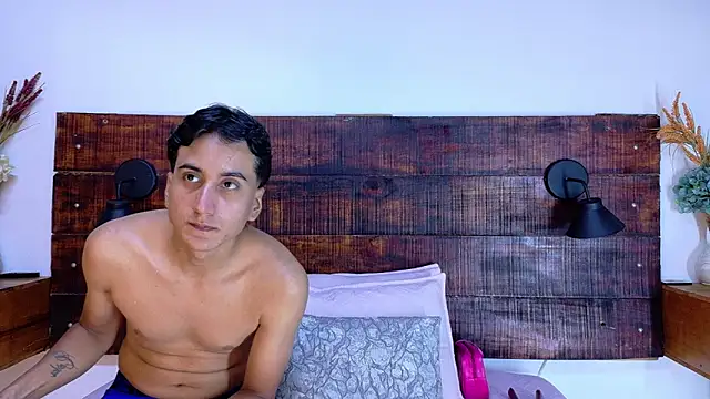 Snapshot of Esmeralda_and_Naim chatting on 02/25/26, 07:01 Esmeralda and Naim online show from 02/25/26, 07:01