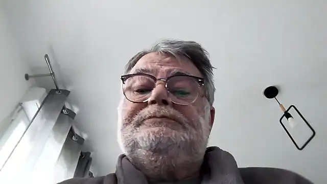 Snapshot of Vieux_pervert chatting on 02/18/26, 08:32 Vieux pervert online show from 02/18/26, 08:32