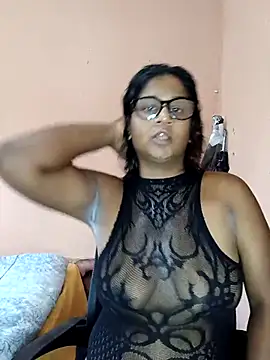 indianstrawberrylips4u online show from 04/17/26, 05:54