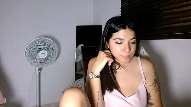 Snapshot of MiaDiamontLatin chatting on 05/22/26, 03:02 MiaDiamontLatin online show from 05/22/26, 03:02