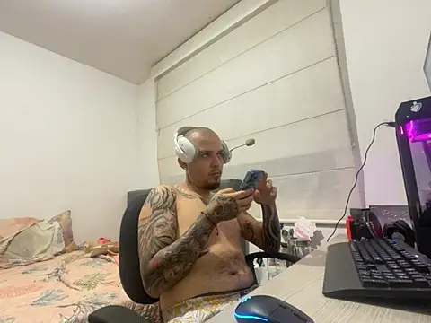 Snapshot of Maximo_Garcia17 chatting on 02/21/26, 02:01 Maximo Garcia17 online show from 02/21/26, 02:01