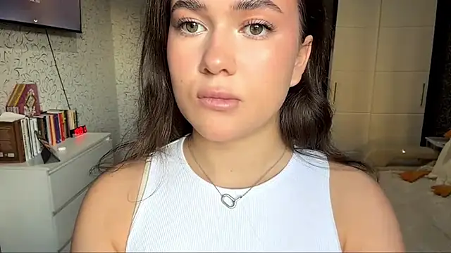 JoycelynUrion online show from 04/12/26, 11:04