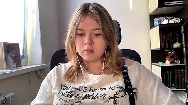 TomikoPfau online show from 04/17/26, 02:09