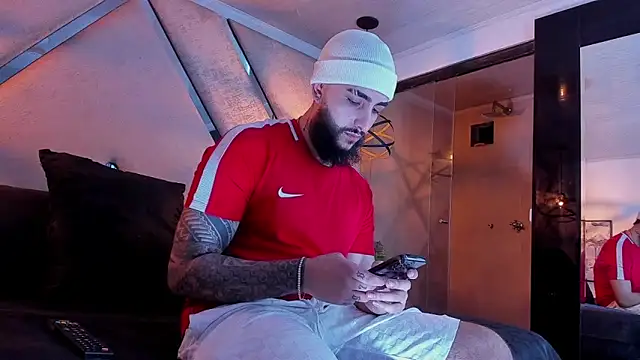 Snapshot of SantiagoHincapiie chatting on 02/27/26, 04:12 SantiagoHincapiie online show from 02/27/26, 04:12