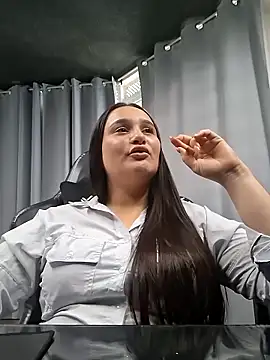 Snapshot of Roxana_ass chatting on 02/25/26, 01:43 Roxana ass online show from 02/25/26, 01:43