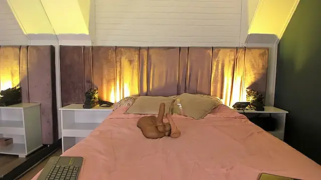 Fiorelaa  online show from 04/15/26, 11:39